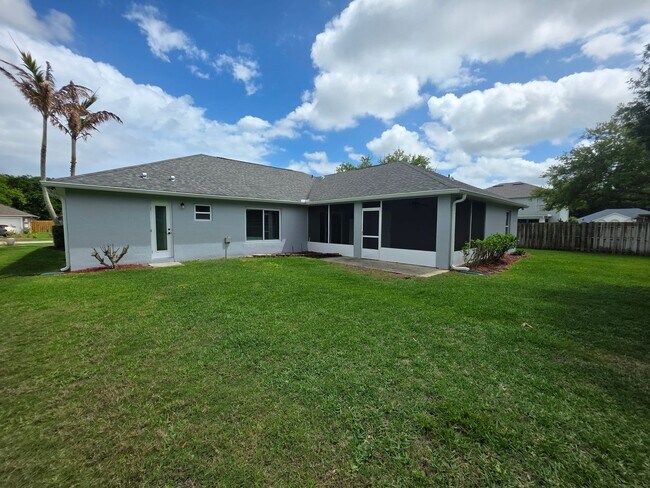 Building Photo - Beautiful 4 Bedroom in Gated Compass Pointe