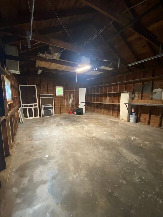 Building Photo - 3000 Peronne Ave