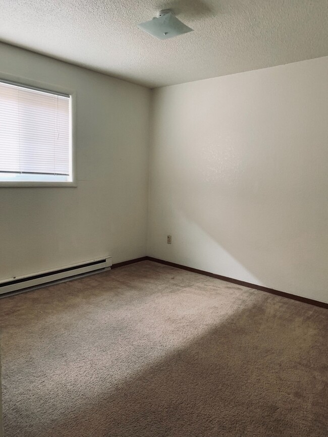 Building Photo - Cozy 2 Bed/1 Bath Apartment in North Lovel...