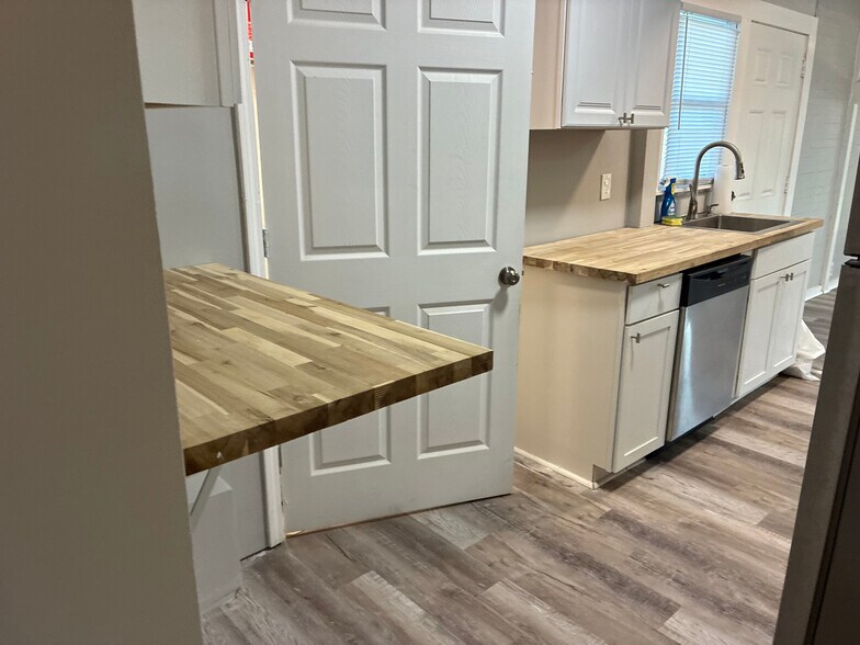 Building Photo - Room in Duplex on W Strickland St