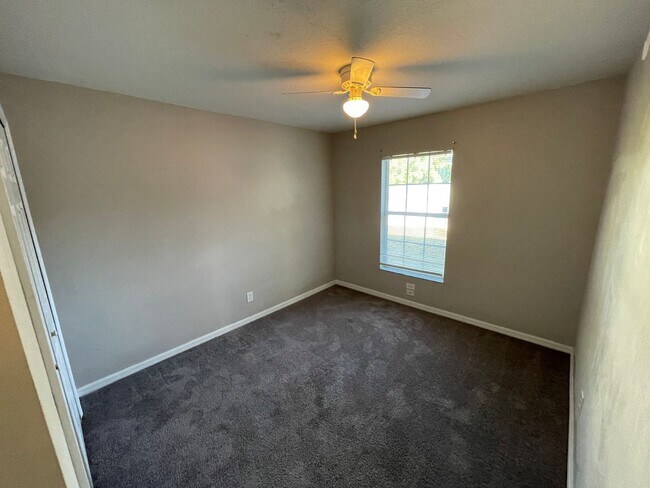 Building Photo - Spacious 3/2 in Quiet Neighborhood!