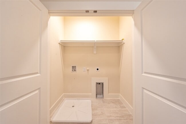 Building Photo - 813 Emerling Dr