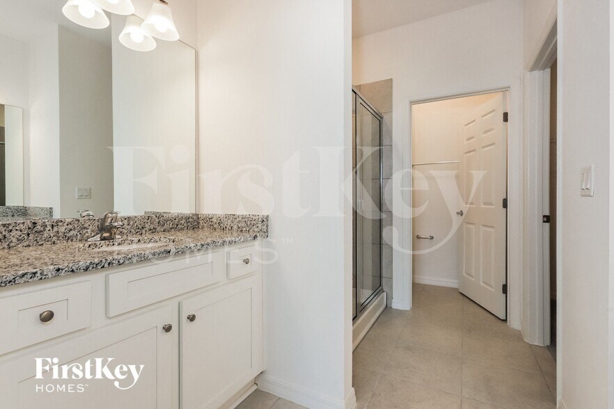 Building Photo - 422 Reina Wy