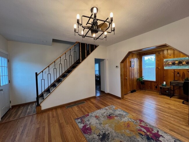 Building Photo - Detroid Shoreway Renovated  4 Bedroom, 2 B...