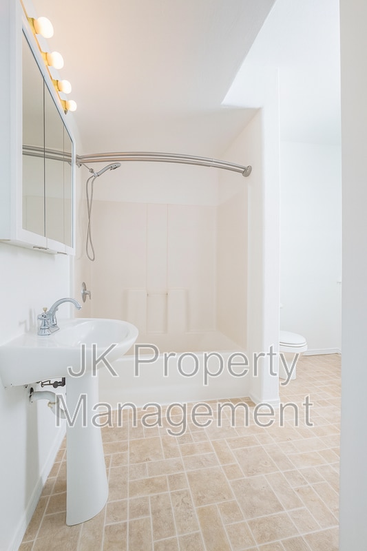 Building Photo - 819 6th Ave S