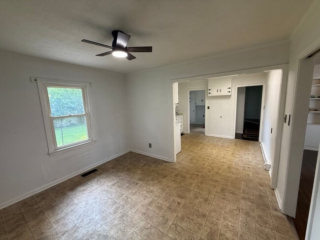 Building Photo - 3 Bed/1.5 Bath House