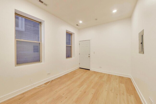 Building Photo - 1908 W 48th St