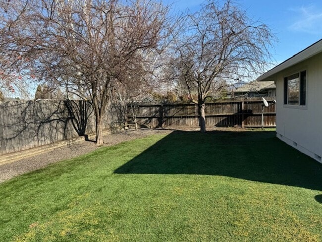 Building Photo - 3 Bedroom/ 2 Bathroom Single Level Home