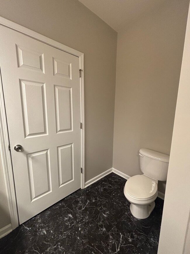 Building Photo - 3rd Level 3 Bedroom Condo in Ballantyne