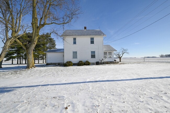 Building Photo - Large 4 Bedroom/2 Bath Home For Rent