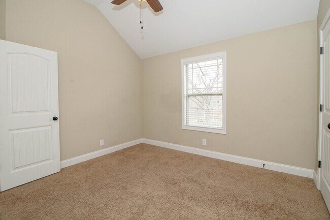 Building Photo - 3338 N Henderson Way