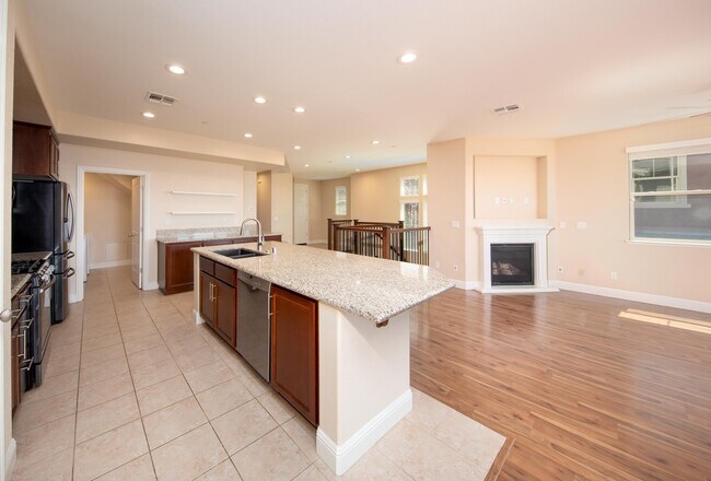 Building Photo - 6491 Bayview Dr