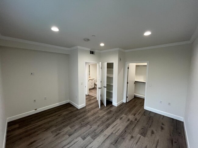 Building Photo - 14915 Roscoe Blvd