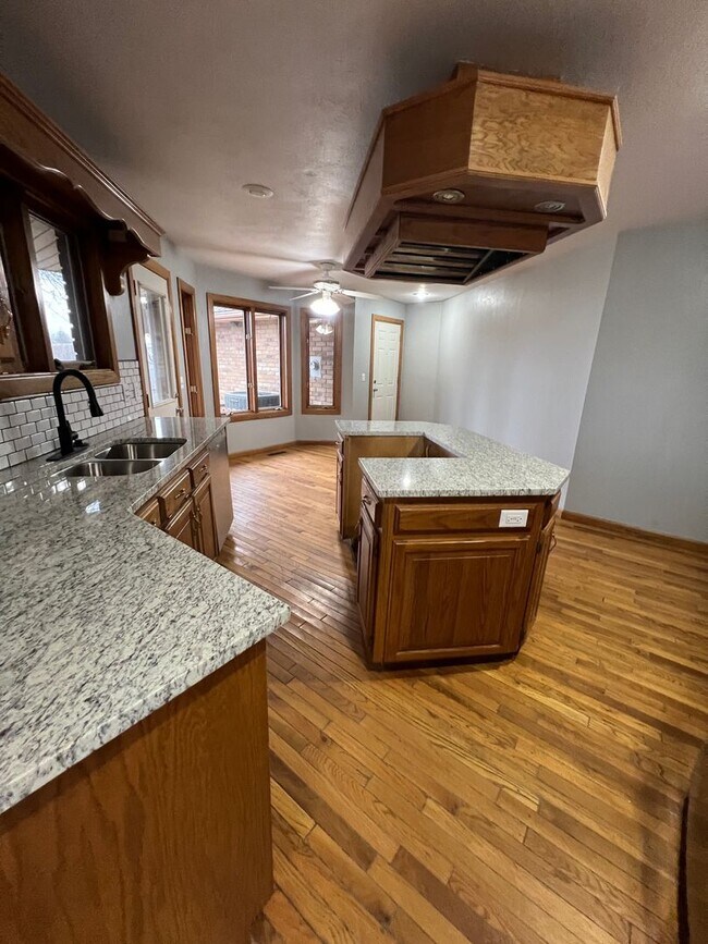 Building Photo - 5 bedroom/3 bath w/mother in law style qua...