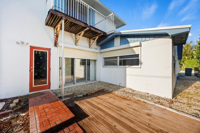 Building Photo - 1828 N Palmway