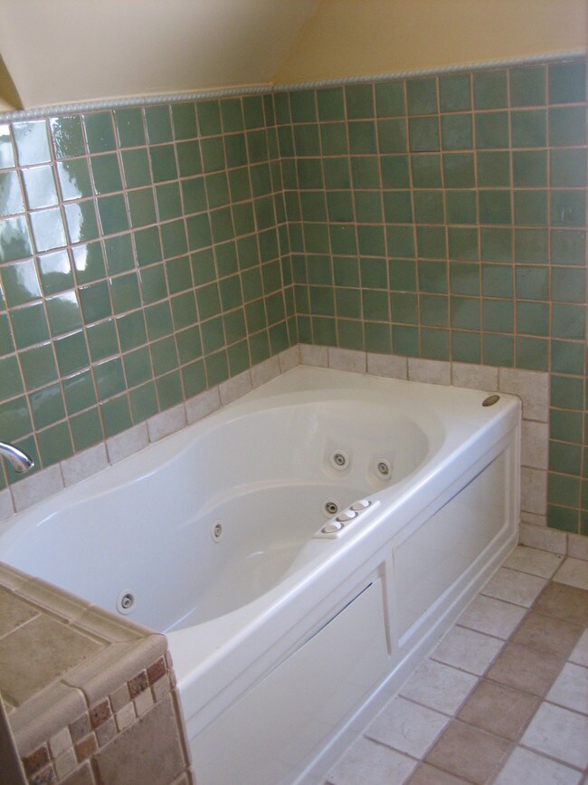 Building Photo - 719 Savannah Ave