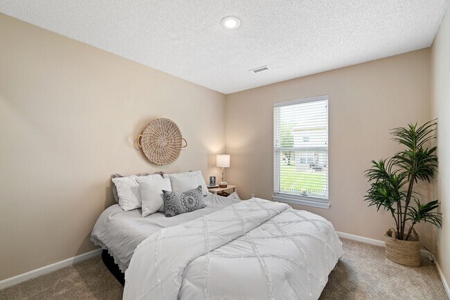 Building Photo - {13862} Spacious townhome in Prime Location + Maintenance Provided Community + Neighborhood Pool ...