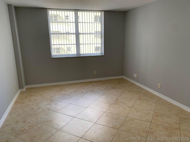 Building Photo - 3001 W Rolling Hills Cir
