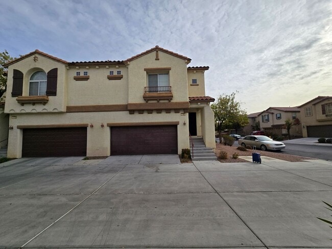 Building Photo - Guard Gated wonderful community 3 Bedroom Townhome!