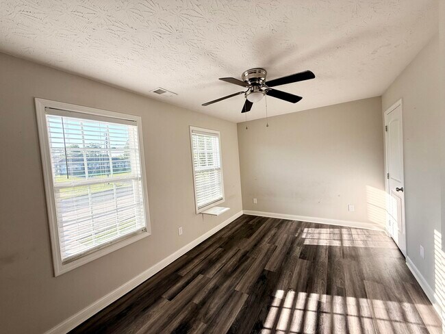 Building Photo - 250 Hycliff St
