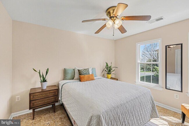 Building Photo - 1067 Gardenview Loop