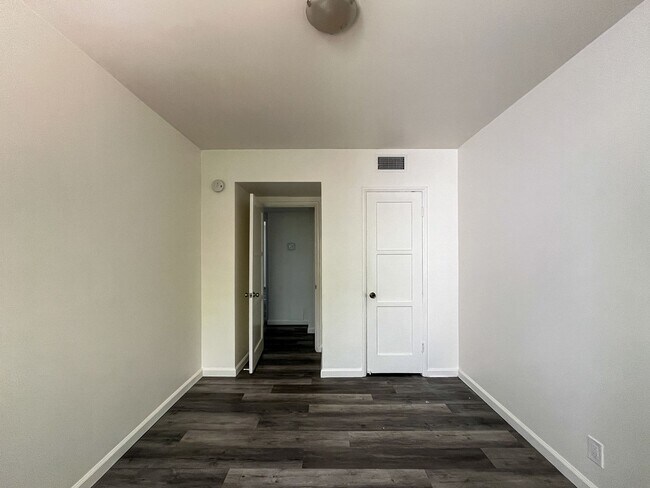 Building Photo - 3401 W 84th Pl