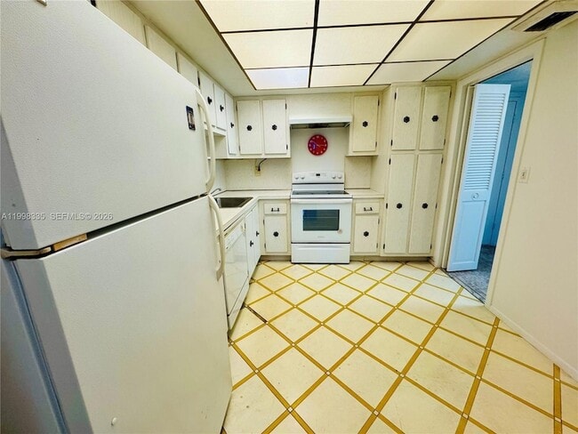 Building Photo - 18011 Biscayne Blvd