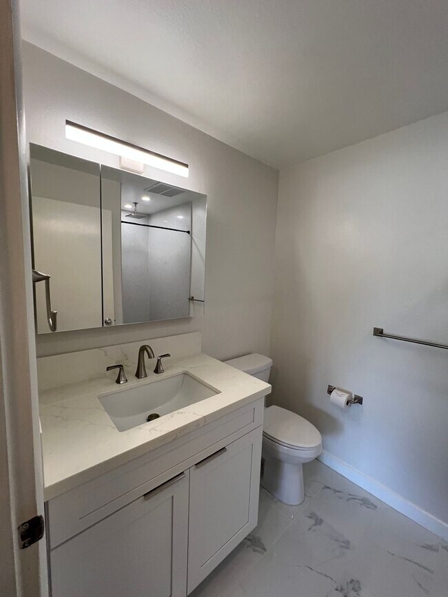 Building Photo - 2 Bedroom / 2 bath, 759 Sq Ft. unit with 2...