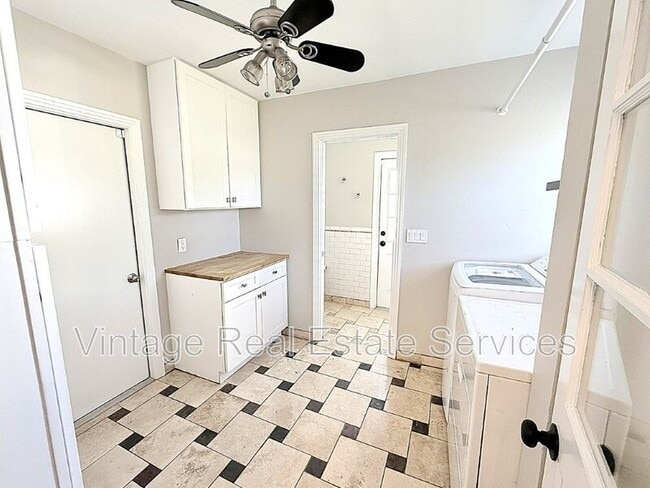 Building Photo - 105 N Aurora Ave