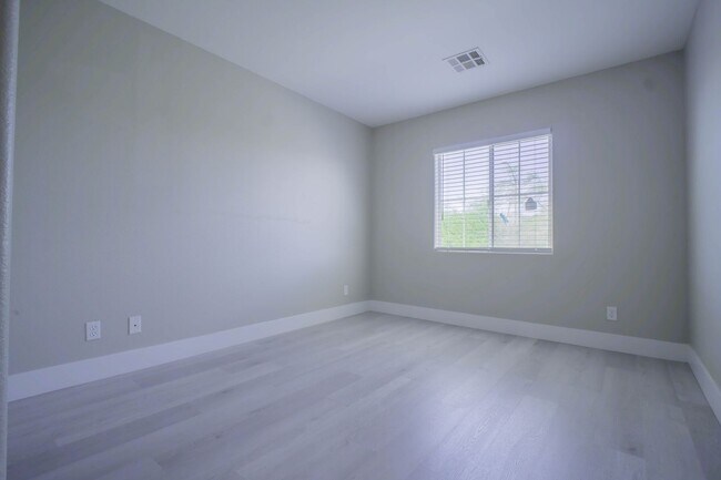 Building Photo - Wonderfully fully renovated, 2-story property