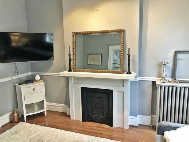 Building Photo - 2 bed/1 bath, Single-family Home! Modern and spacious with off-street parking and a relaxing back...