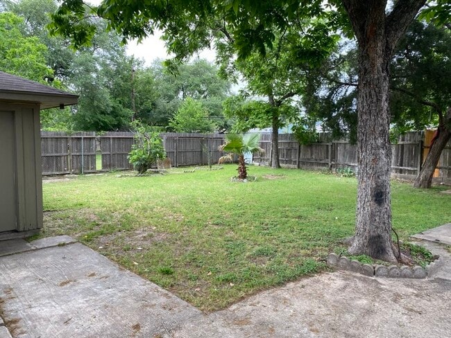 Building Photo - 8410 Sonneville Dr