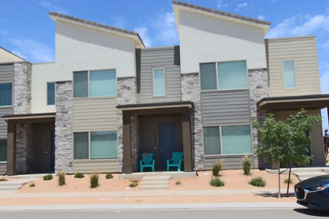 Building Photo - DESERT COLOR 3 Bed 2.5 Bath