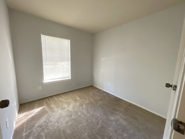 Building Photo - 3127 Glen Spring Dr