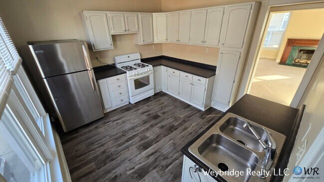 Building Photo - 3923 Spencer Ave