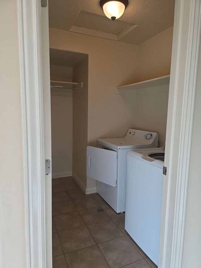 Building Photo - Northern View Subdivision Townhome