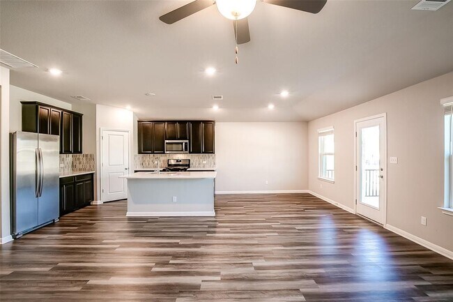 Building Photo - 1601 Longhorn Ranch Dr