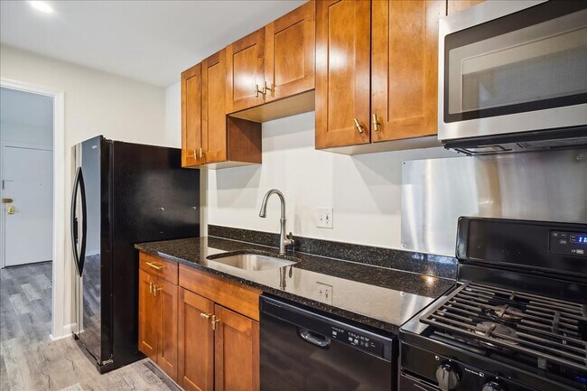 Building Photo - Spacious & Updated 2BD/1BA - All Utilities...