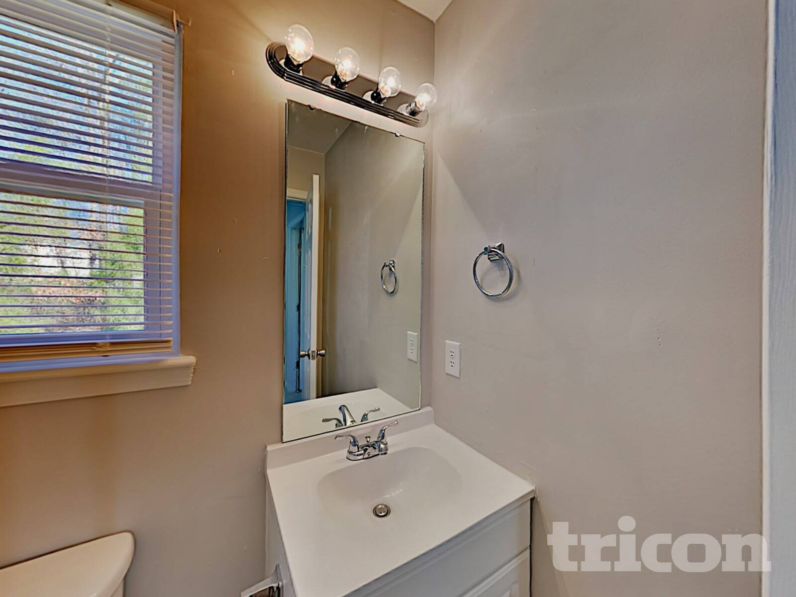 Building Photo - 8009 Vermilion Dr