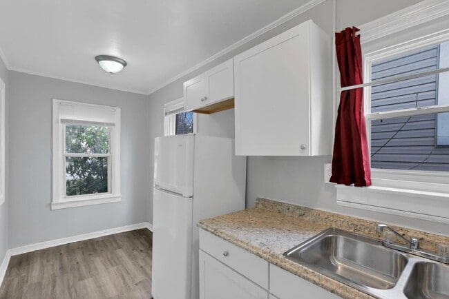 Building Photo - 590-592-592 Robinwood Ave