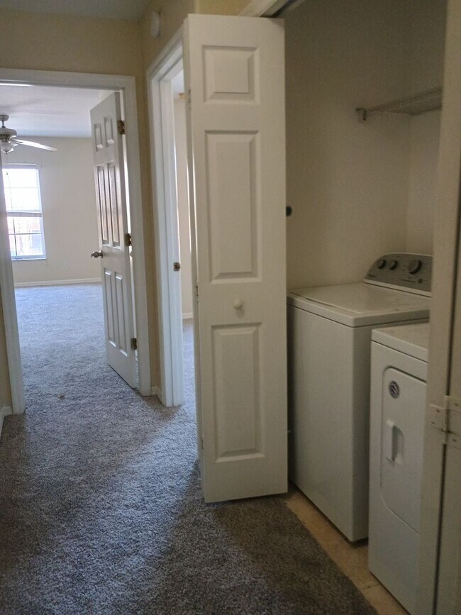 Building Photo - 3/2.5 Townhouse upgraded! UCF students welcome