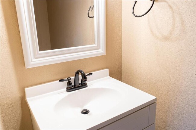 Building Photo - 1608 Diana Dr