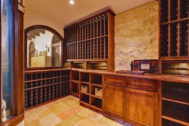 Building Photo - Fully Furnished Luxurious Spanish Mediterranean Villa in Hollywood Hills: 4-Bedroom, 2.5-Bath Ret...