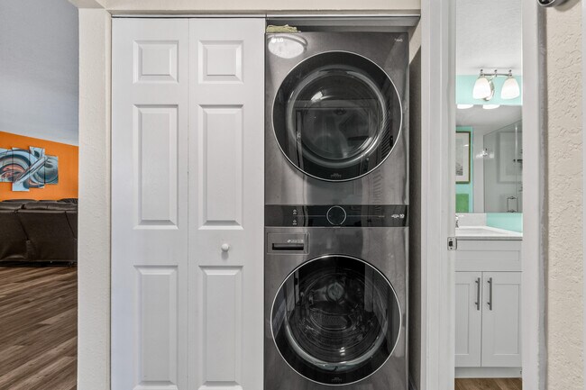 Building Photo - 11255 Green Lake Dr