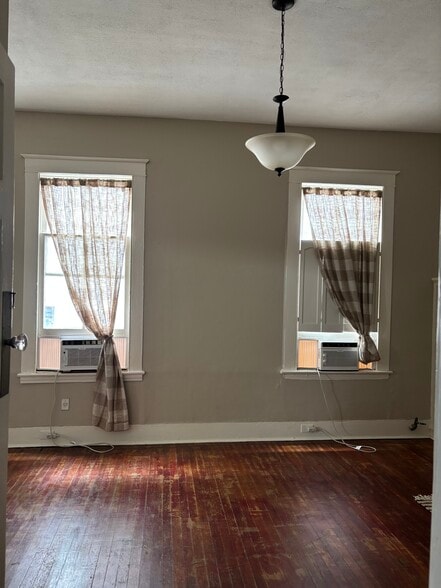 Bedroom living space - 905 20th St