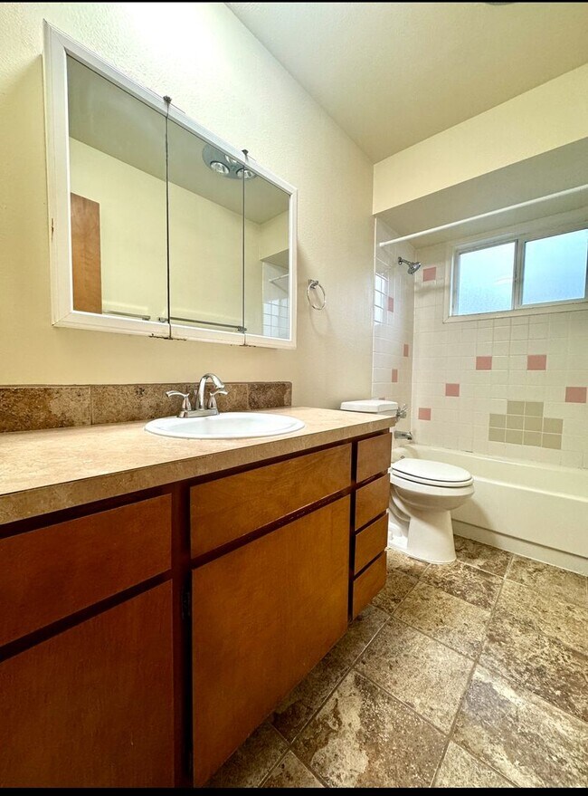 Building Photo - Vintage Irvington Top Floor 2 Bed with a l...