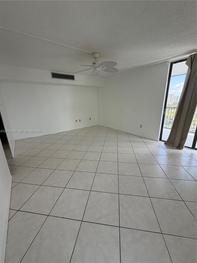 Building Photo - 20100 W Country Club Dr