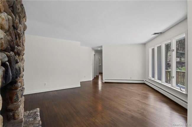 Building Photo - 165 Old Post Rd