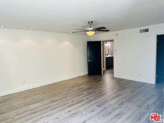 Building Photo - 4443 Saugus Ave