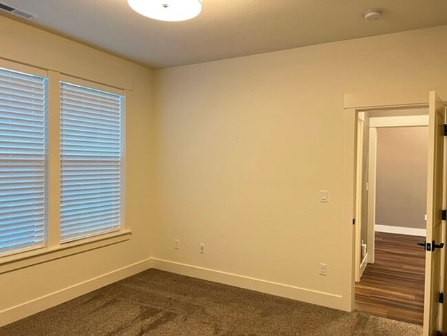 Building Photo - 3Bd/2Ba Single Story House - Available to ...